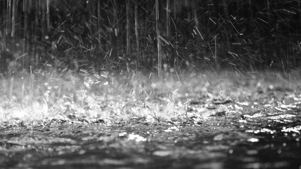 Allerta per la pioggia case evacuate, salvo un pastore travolto dall
