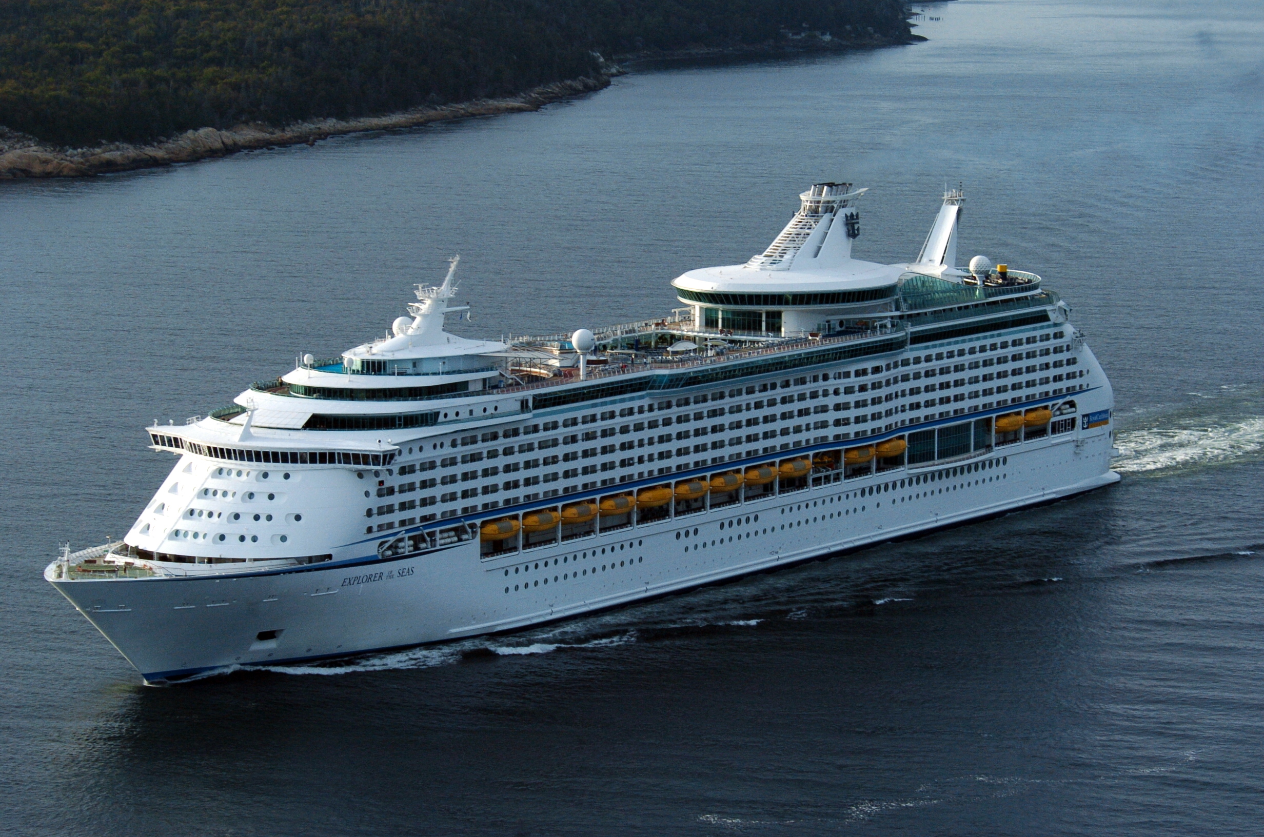 Explorer of the seas. Лайнер эксплорер. Explorer of the Seas 5*. MS Explorer лайнер. Explorer 2 лайнер.