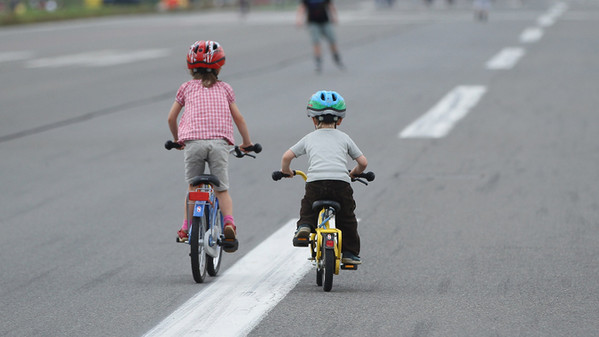 bambini in bicicletta con cestino