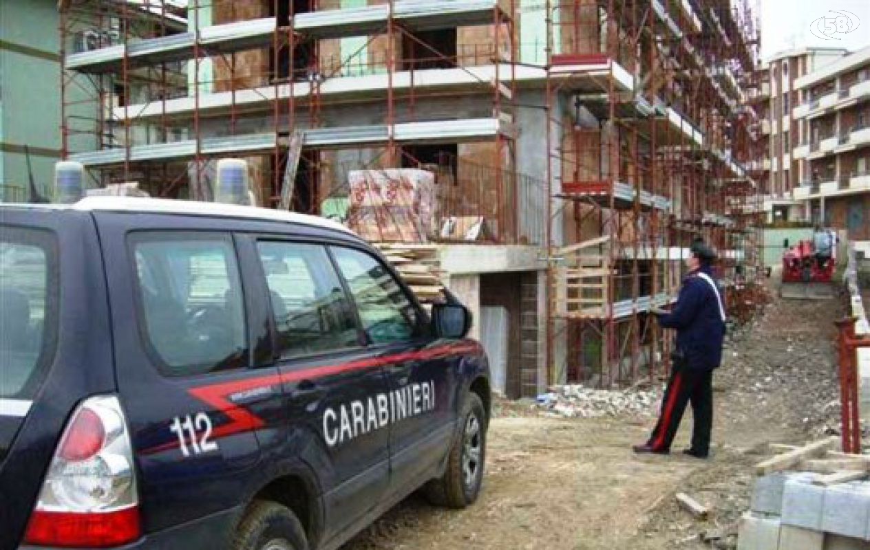 Controlli dei carabinieri in un cantiere edile, imprenditore denunciato