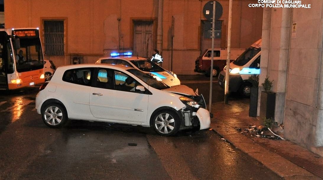 Cagliari, beve e poi guida in via Roma: finisce con l'auto contro un palazzo - SardiniaPost