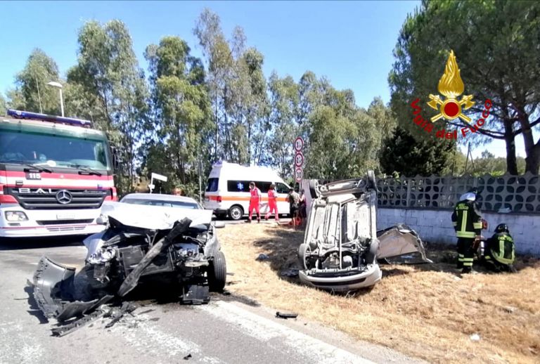 Incidente nella solita strada di Quartu due auto distrutte, un ferito