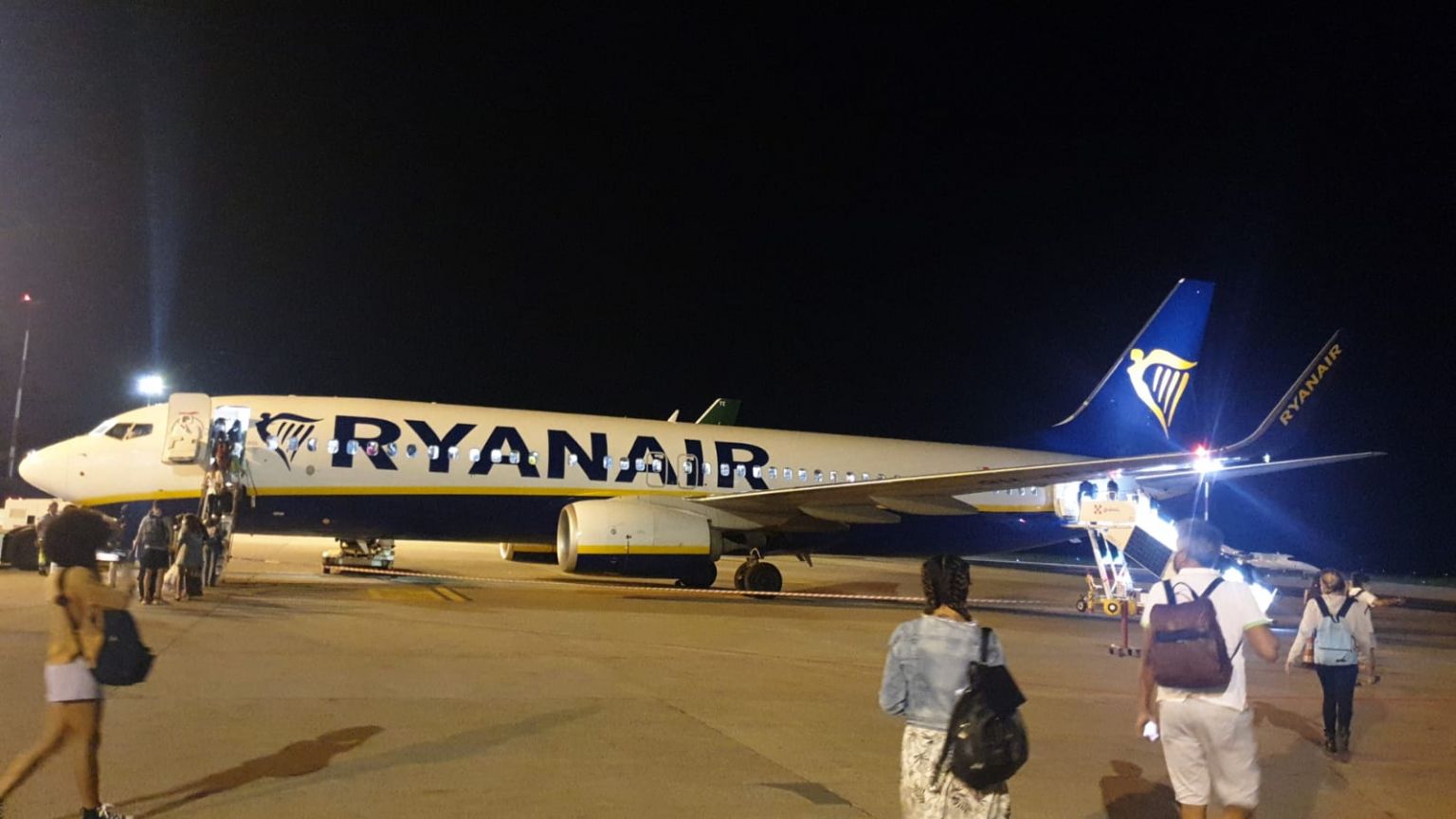 Ryanair ad Alghero, l'odissea dei 150: volo per Bologna parte alle 3 di ...